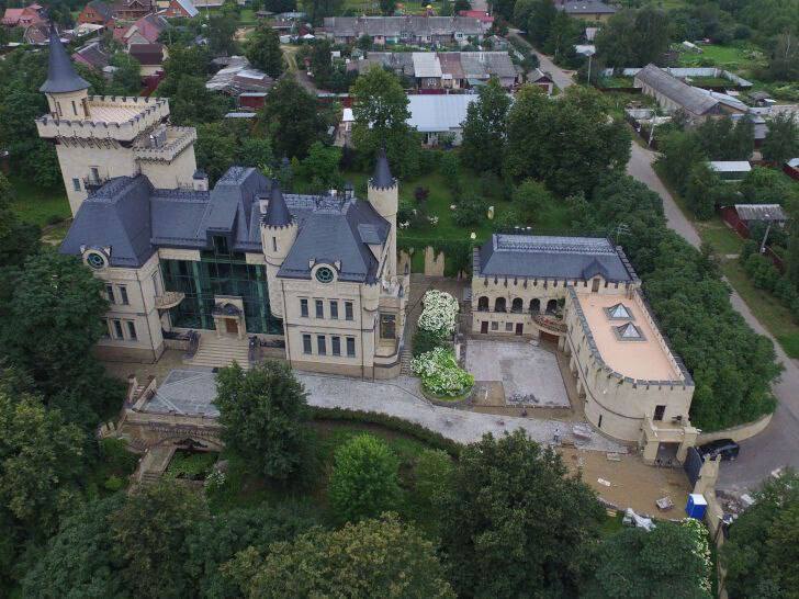 Алла Пугачева продает свой замок в деревне Грязь за миллиард рублей Алла Пугачева продает свой замок в деревне Грязь за миллиард рублей