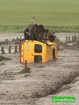 Маршрутку смыло ливневым потоком, есть жертвы  