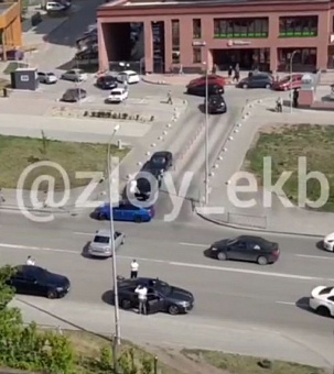 Южане перекрыли улицу Челюскинцев и устроили стрельбу в Екатеринбурге