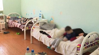 В оздоровительном лагере в Амурской области отравились 70 детей 